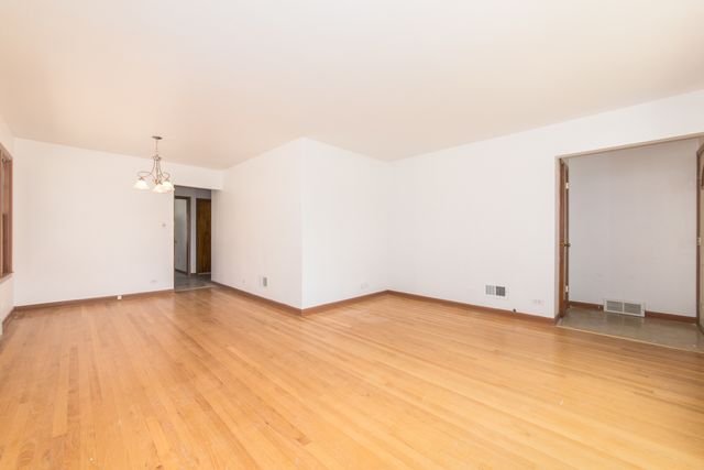 4846 W Foster Avenue, Chicago, IL 60630