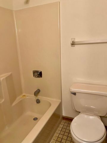 649 Middle Turnpike East APT E, Manchester, CT 06040