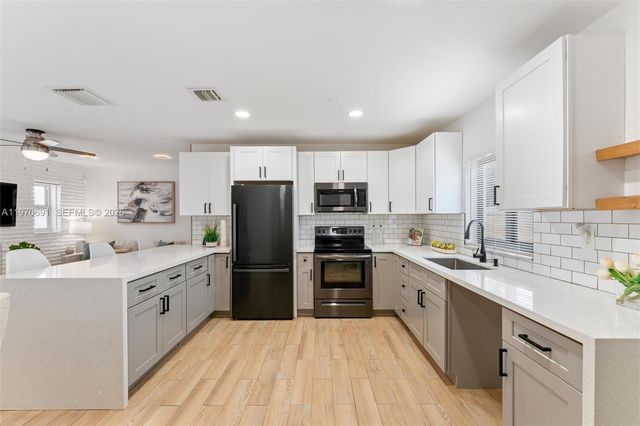 6161 NE 7th Ave ., Oakland Park, FL 33334