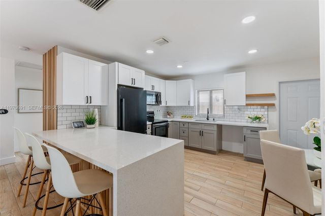 6161 NE 7th Ave ., Oakland Park, FL 33334