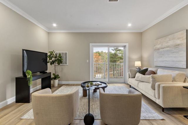 10100 S Willow St Unit 214, Manchester, NH 03103