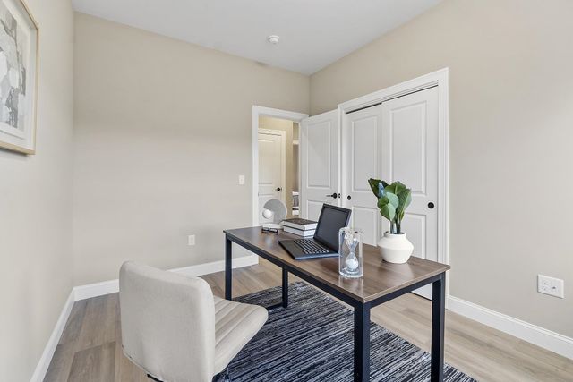 10100 S Willow St Unit 214, Manchester, NH 03103