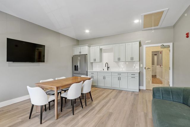 10100 S Willow St Unit 214, Manchester, NH 03103