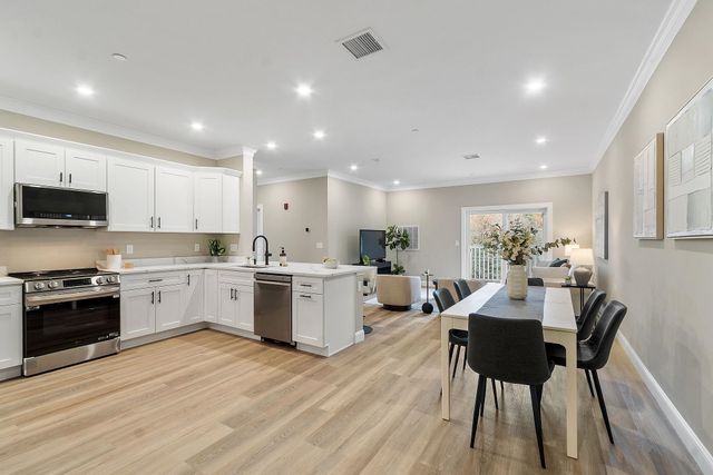 10100 S Willow St Unit 214, Manchester, NH 03103