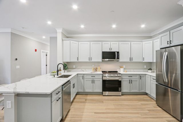 10100 S Willow St Unit 214, Manchester, NH 03103