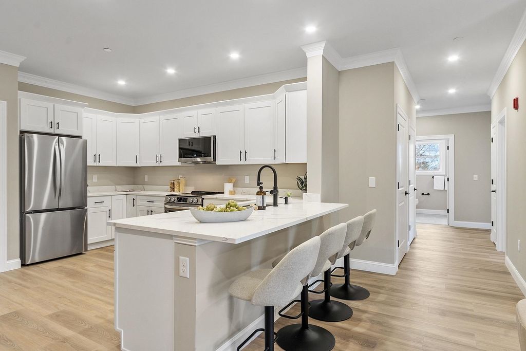 10100 S Willow St Unit 214, Manchester, NH 03103