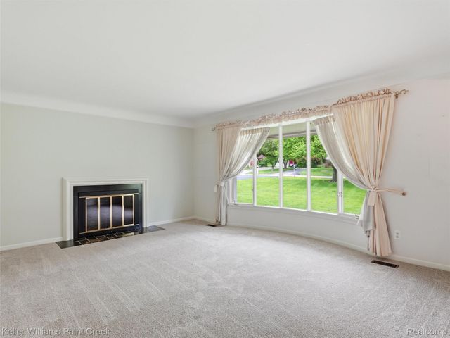 436 Broadleaf Drive, Oakland Charter Township, MI 48306