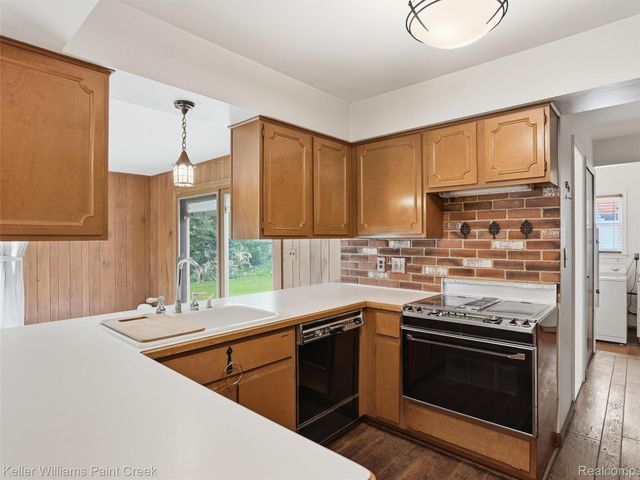 436 Broadleaf Drive, Oakland Charter Township, MI 48306