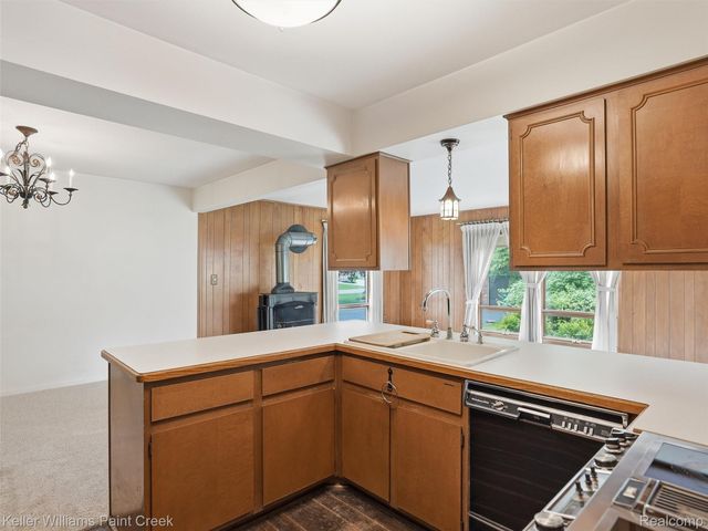 436 Broadleaf Drive, Oakland Charter Township, MI 48306