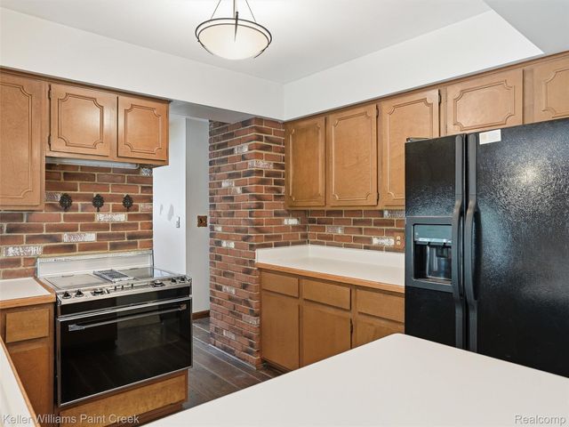 436 Broadleaf Drive, Oakland Charter Township, MI 48306