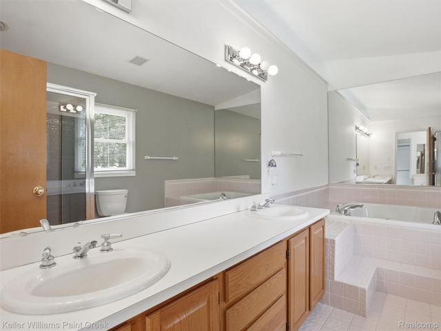 436 Broadleaf Drive, Oakland Charter Township, MI 48306