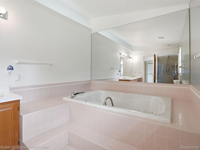 436 Broadleaf Drive, Oakland Charter Township, MI 48306