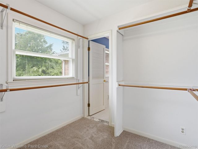 436 Broadleaf Drive, Oakland Charter Township, MI 48306