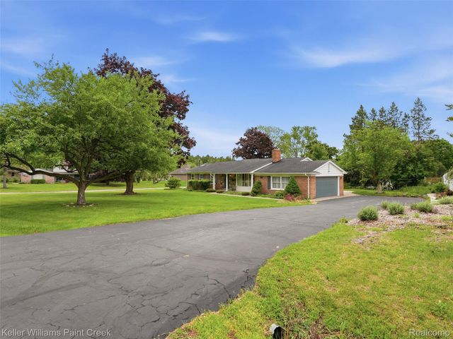 436 Broadleaf Drive, Oakland Charter Township, MI 48306