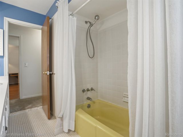436 Broadleaf Drive, Oakland Charter Township, MI 48306