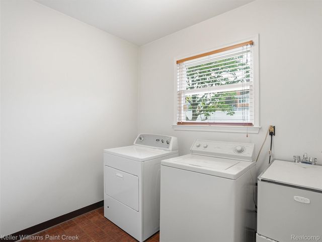 436 Broadleaf Drive, Oakland Charter Township, MI 48306