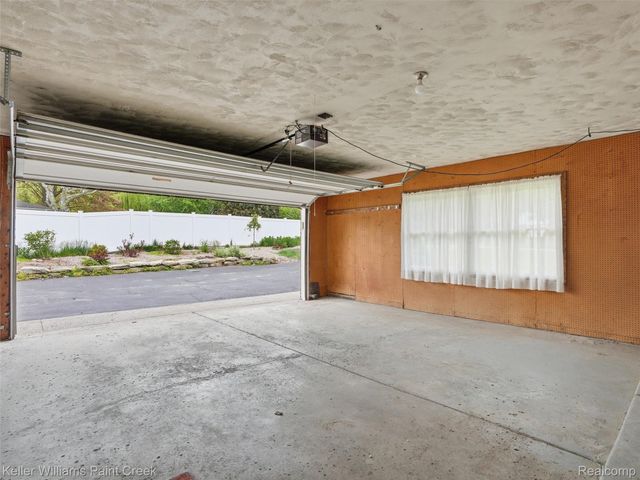 436 Broadleaf Drive, Oakland Charter Township, MI 48306