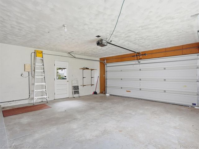 436 Broadleaf Drive, Oakland Charter Township, MI 48306