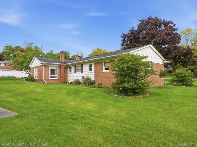 436 Broadleaf Drive, Oakland Charter Township, MI 48306