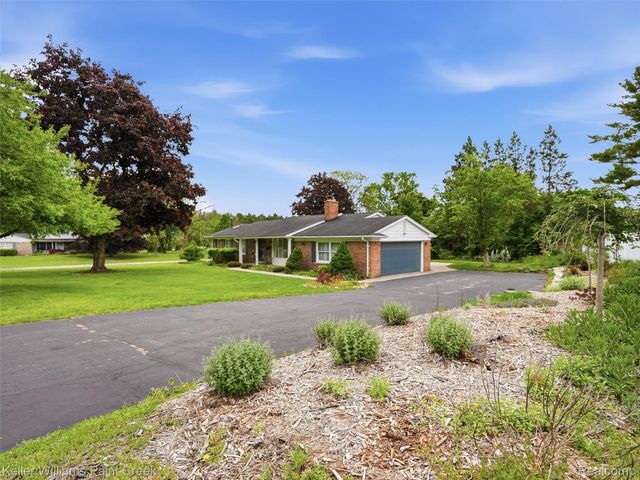 436 Broadleaf Drive, Oakland Charter Township, MI 48306