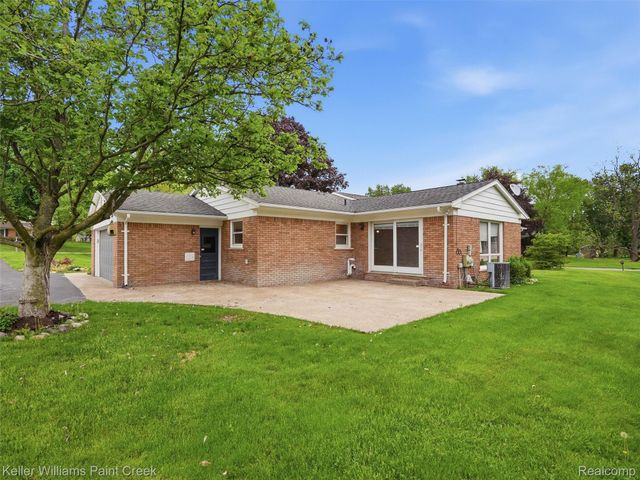 436 Broadleaf Drive, Oakland Charter Township, MI 48306