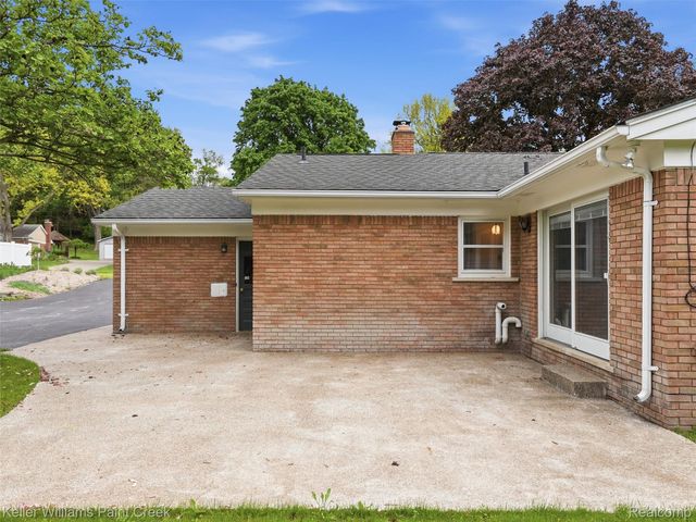 436 Broadleaf Drive, Oakland Charter Township, MI 48306