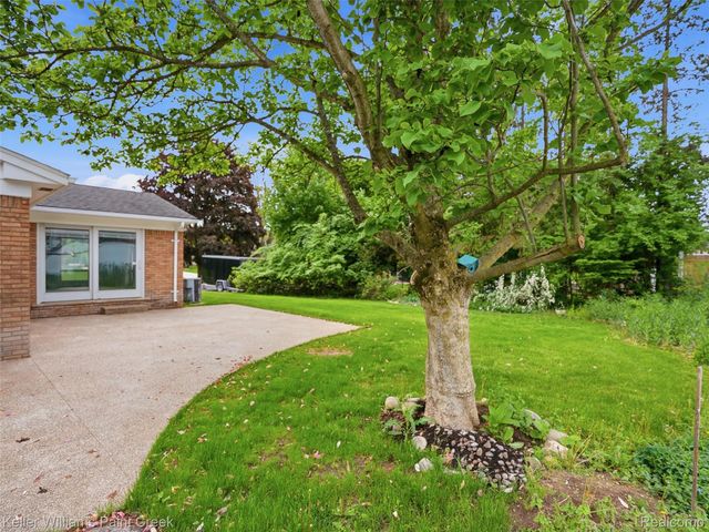 436 Broadleaf Drive, Oakland Charter Township, MI 48306