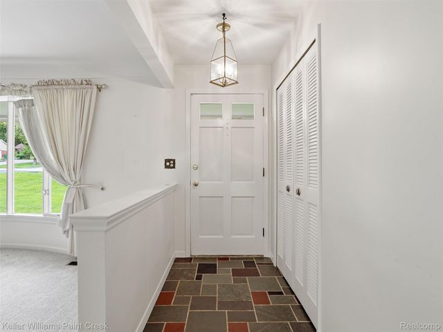 436 Broadleaf Drive, Oakland Charter Township, MI 48306