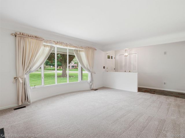 436 Broadleaf Drive, Oakland Charter Township, MI 48306