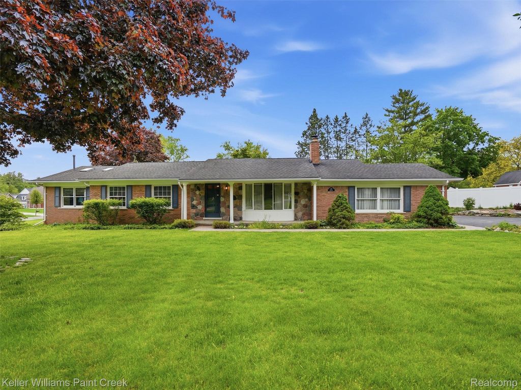 436 Broadleaf Drive, Oakland Charter Township, MI 48306