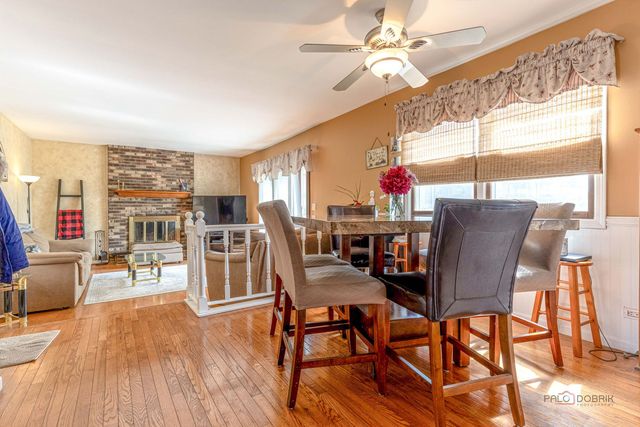 793 Santa Fe Court, Carol Stream, IL 60188
