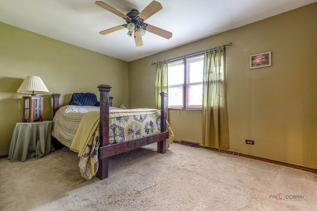 793 Santa Fe Court, Carol Stream, IL 60188