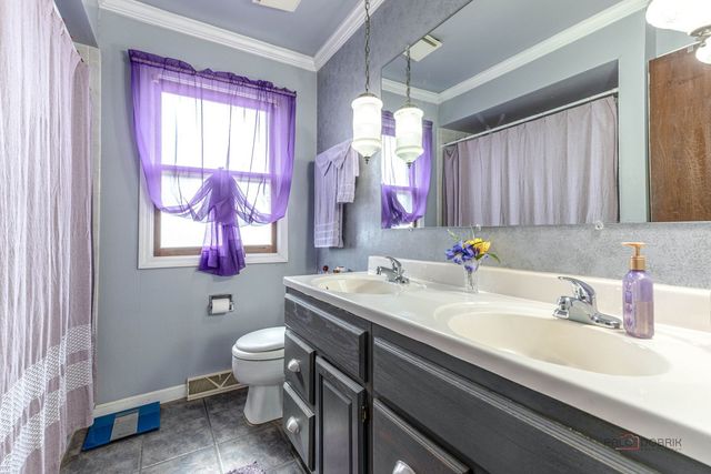 793 Santa Fe Court, Carol Stream, IL 60188