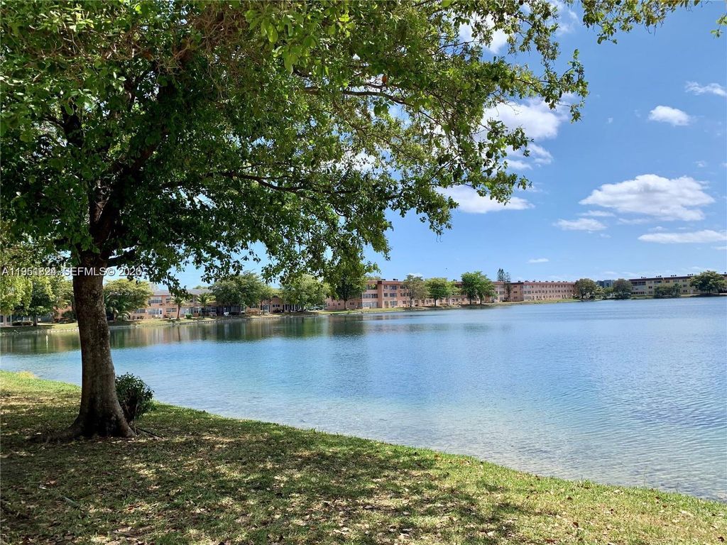 270 NE 191st St 105, Miami, FL 33179