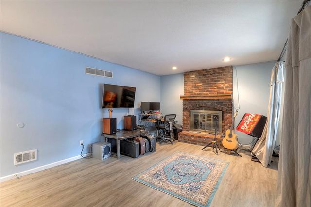 1121 S Stagecoach Place, Olathe, KS 66062