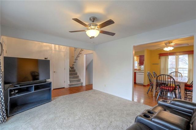 1121 S Stagecoach Place, Olathe, KS 66062