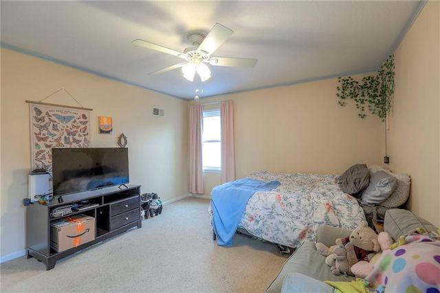 1121 S Stagecoach Place, Olathe, KS 66062