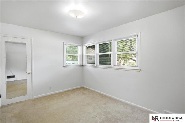 1033 N 76th Street, Omaha, NE 68114
