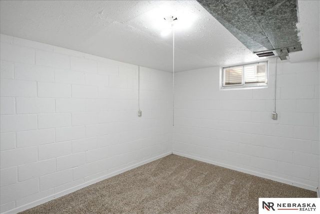 1033 N 76th Street, Omaha, NE 68114