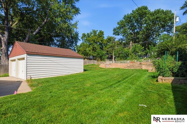 1033 N 76th Street, Omaha, NE 68114