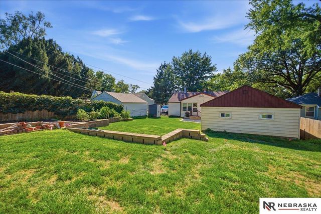 1033 N 76th Street, Omaha, NE 68114