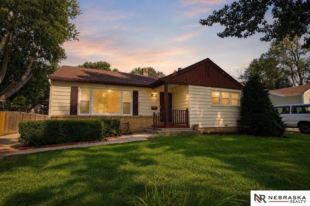 1033 N 76th Street, Omaha, NE 68114