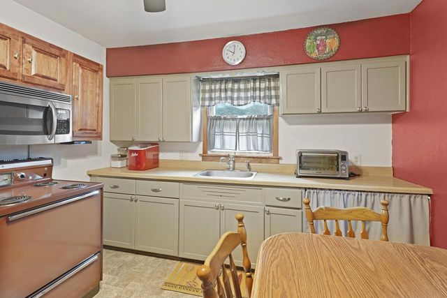 2735 Fox Grove DRIVE, Waterford, WI 53185