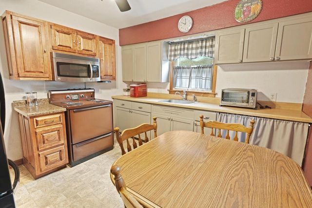 2735 Fox Grove DRIVE, Waterford, WI 53185