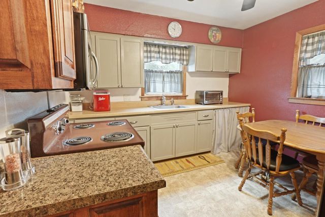 2735 Fox Grove DRIVE, Waterford, WI 53185