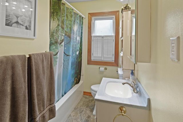 2735 Fox Grove DRIVE, Waterford, WI 53185