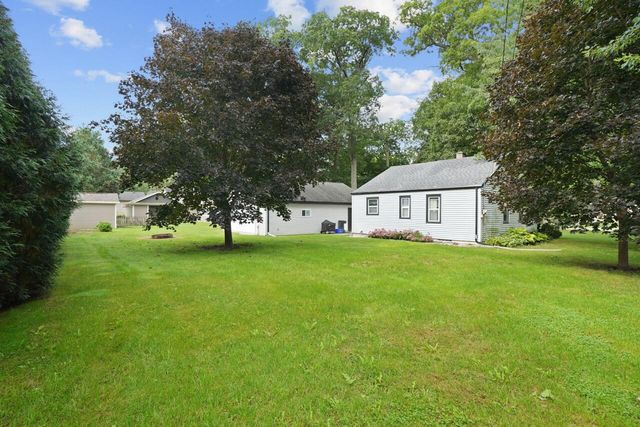 2735 Fox Grove DRIVE, Waterford, WI 53185