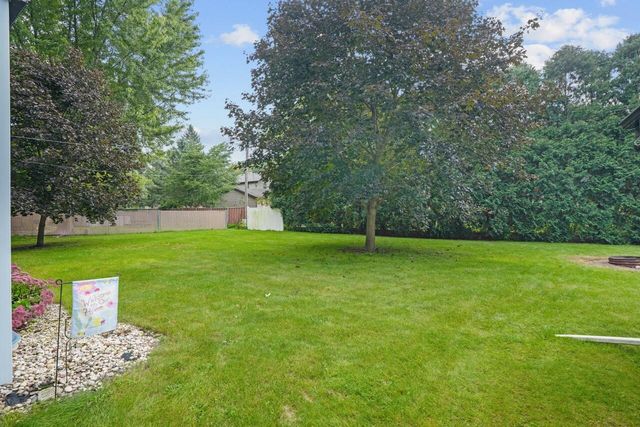 2735 Fox Grove DRIVE, Waterford, WI 53185