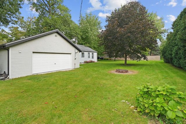 2735 Fox Grove DRIVE, Waterford, WI 53185