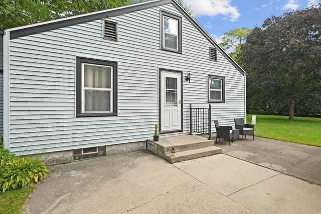 2735 Fox Grove DRIVE, Waterford, WI 53185